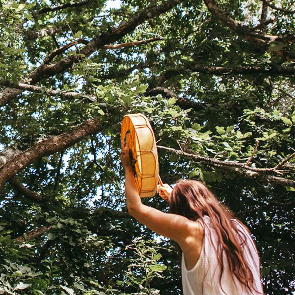Bénédicte Zanon joue du tambour chamanique