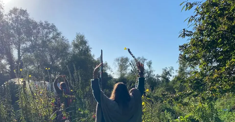 Bénédicte Zanon joue du tambour chamanique